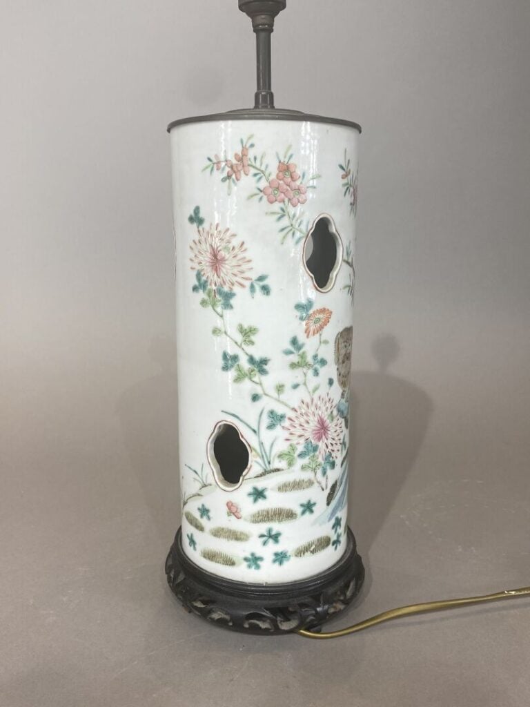 Chine - Vase rouleau à décor émaillé de chiens sur des rochers percés entouré d…