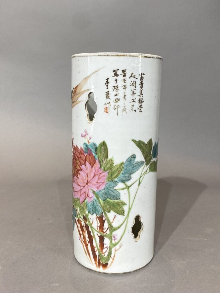 Chine - Vase rouleau en céramique émaillée à décor d'oiseau branché et pivoines…