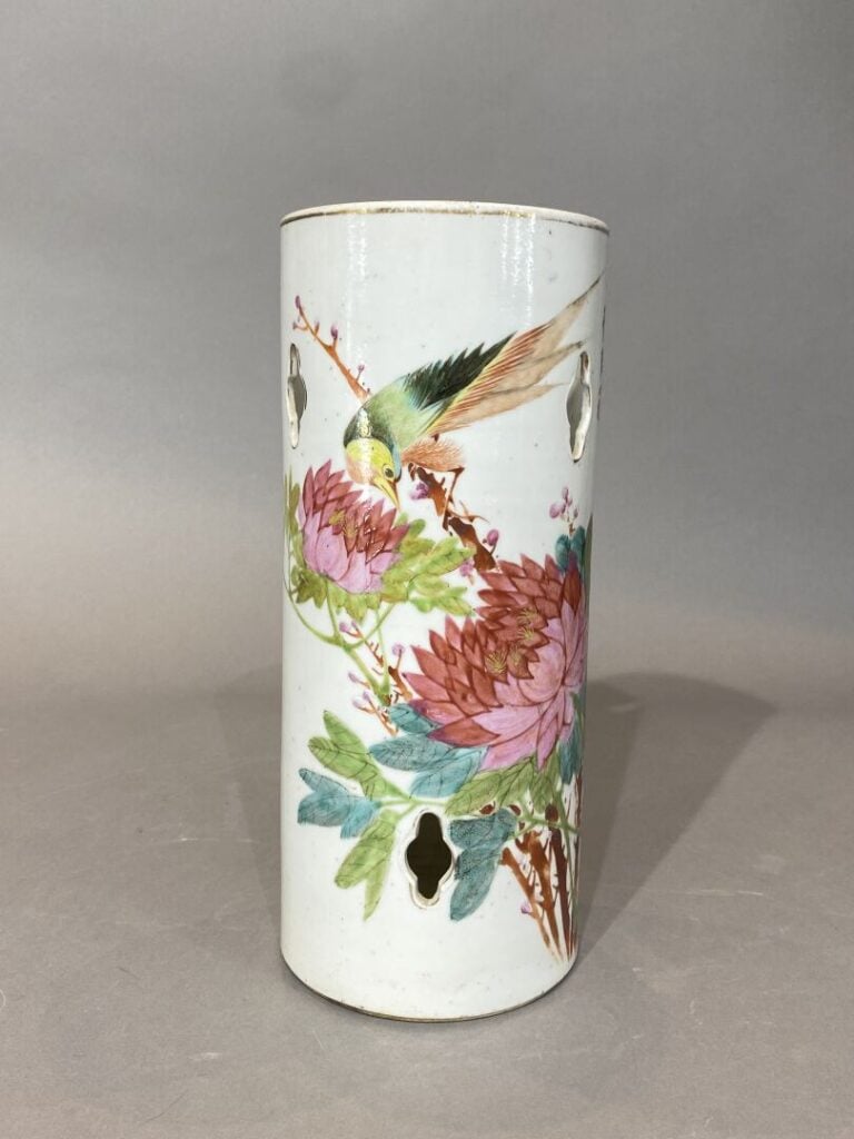 Chine - Vase rouleau en céramique émaillée à décor d'oiseau branché et pivoines…