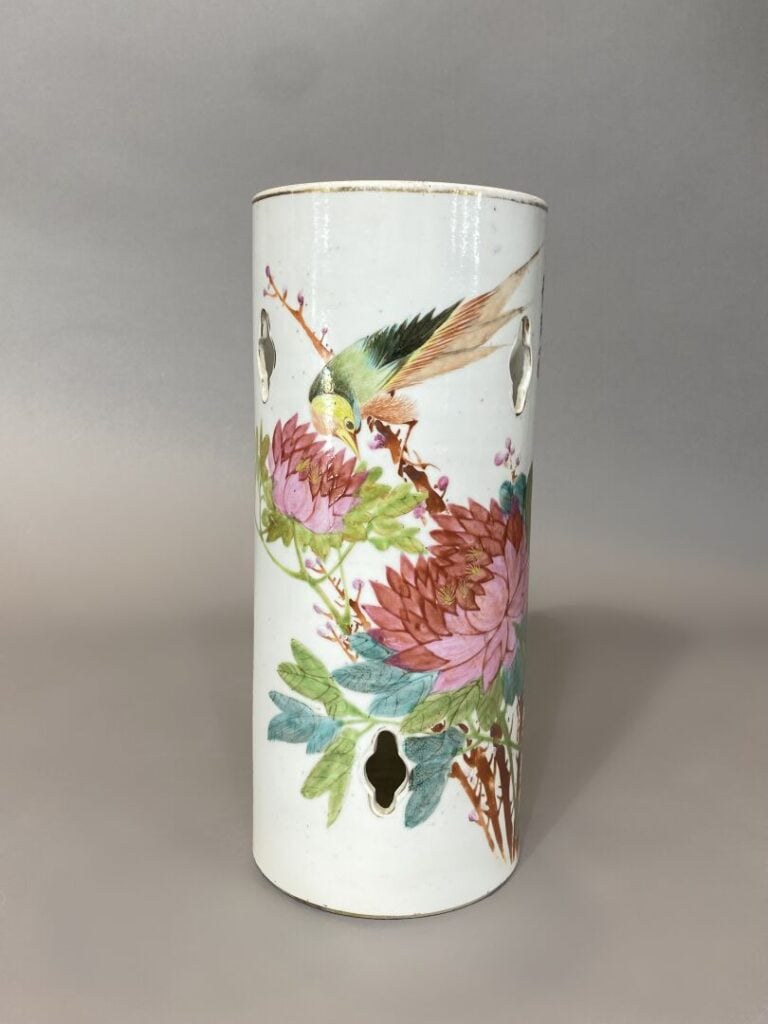 Chine - Vase rouleau en céramique émaillée à décor d'oiseau branché et pivoines…