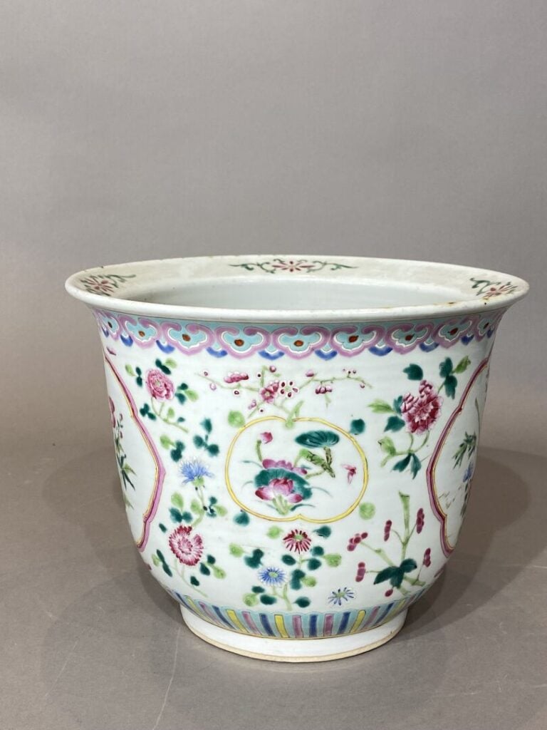 Chine - Vasque en céramique émaillée, dans le style de la famille rose, à décor…