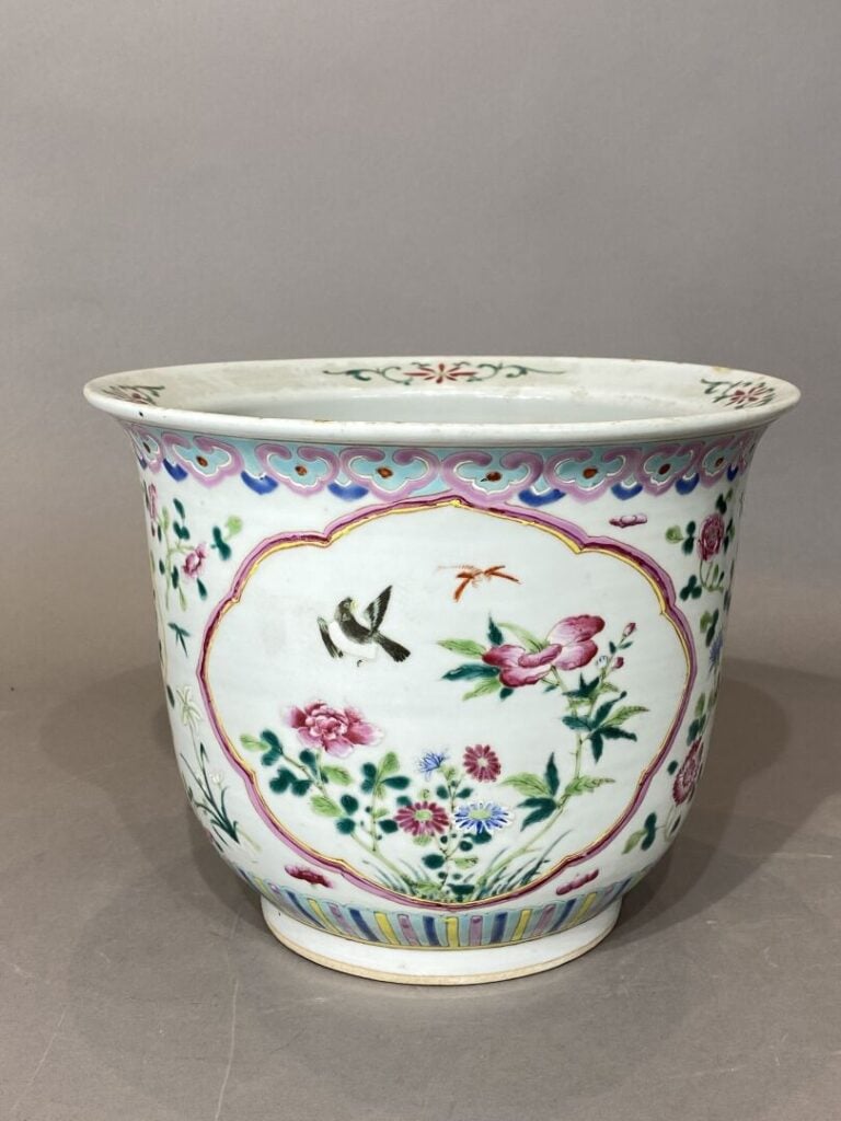 Chine - Vasque en céramique émaillée, dans le style de la famille rose, à décor…