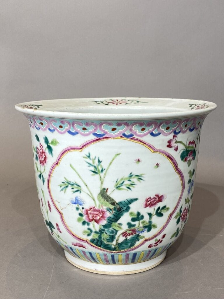 Chine - Vasque en céramique émaillée, dans le style de la famille rose, à décor…