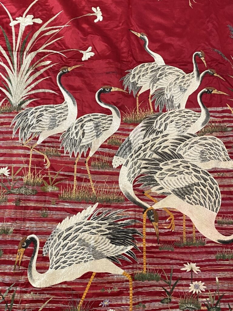 Chine / Vietnam - Grande broderie figurant des grues dans un étang parmi les lo…
