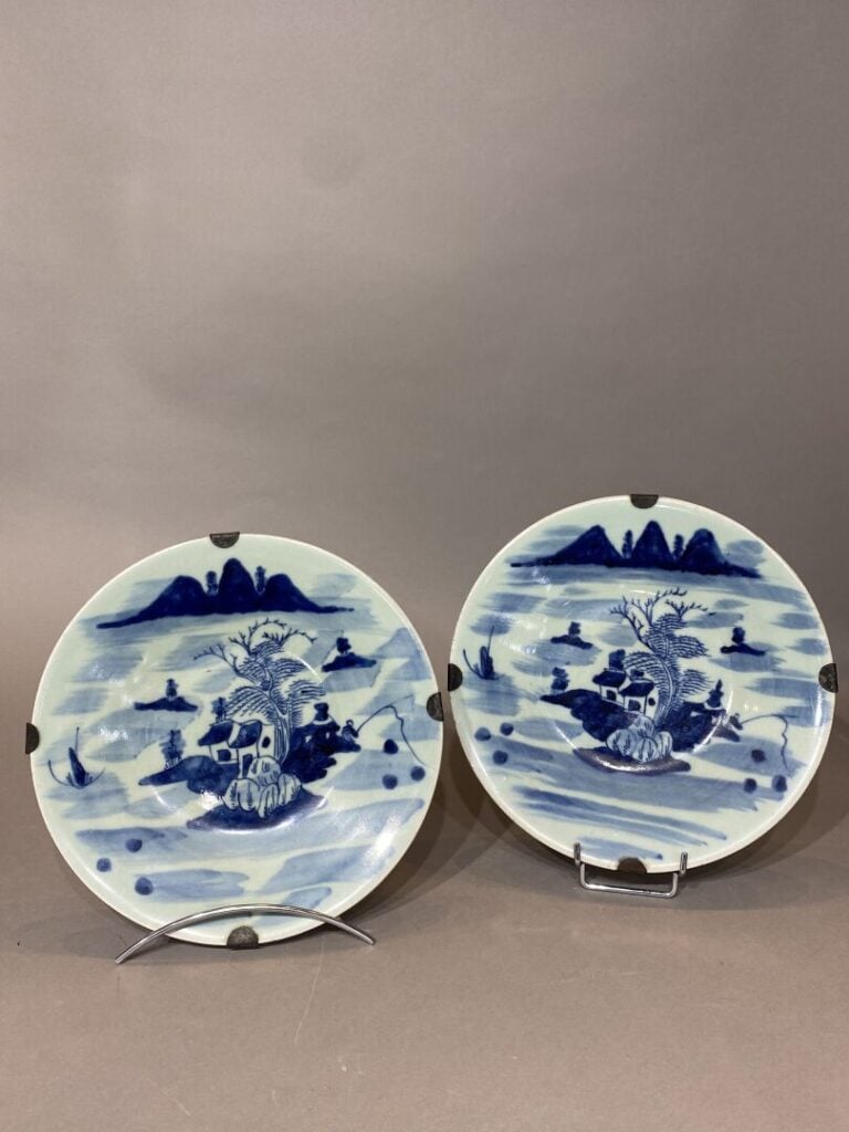 Chine / Vietnam - Paire d'assiettes en céramique bleu à décor d'un paysage lacu…