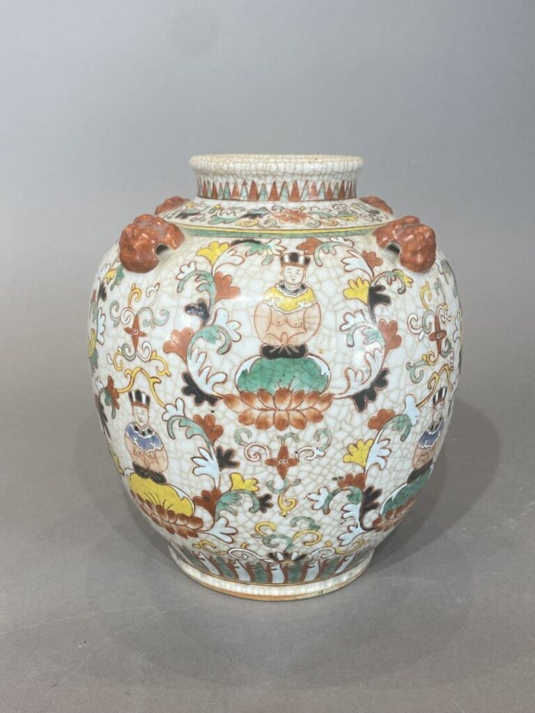 Chine / Vietnam - Vase de forme ovoïde en porcelaine craquelée à décor de boudd…