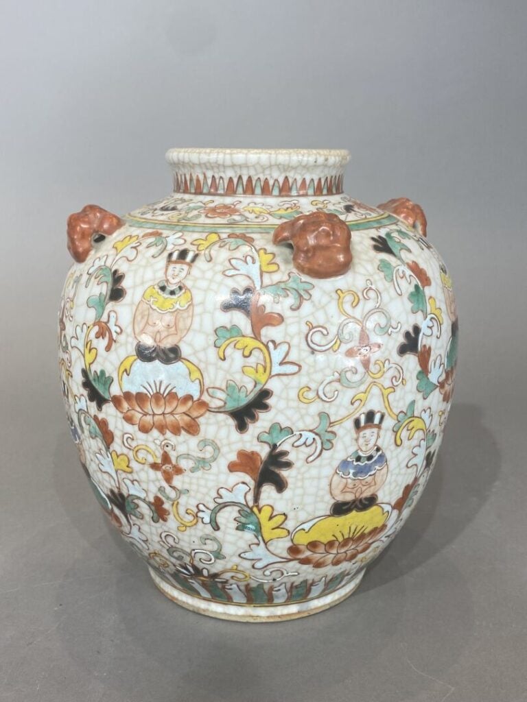 Chine / Vietnam - Vase de forme ovoïde en porcelaine craquelée à décor de boudd…