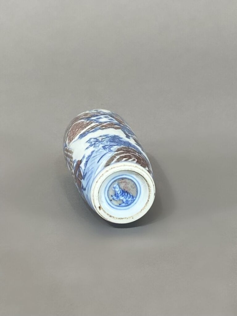 Chine, XIXe - Flacon / Tabatière en porcelaine émaillée à décor en bleu et roug…