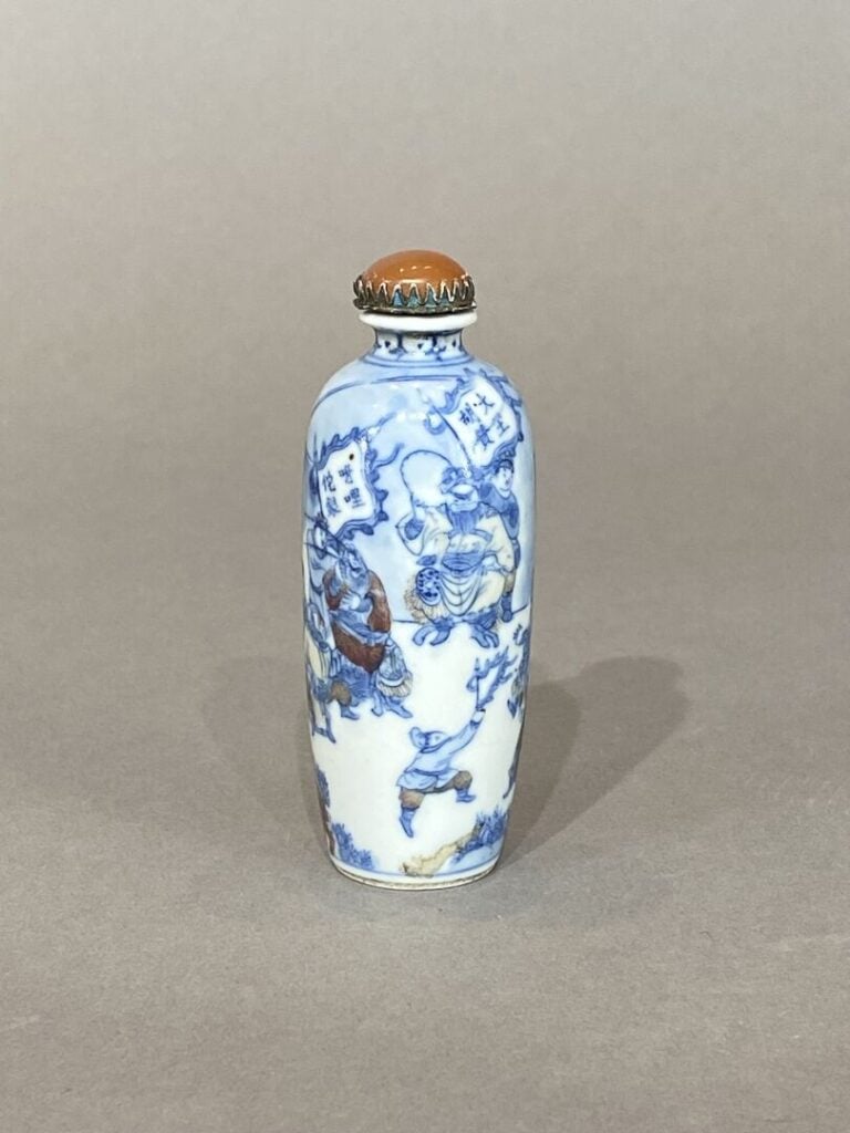 Chine, XIXe - Flacon / Tabatière en porcelaine émaillée à décor en bleu et roug…