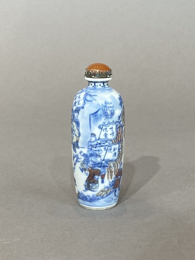 Chine, XIXe - Flacon / Tabatière en porcelaine émaillée à décor en bleu et roug…