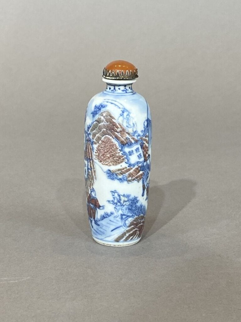 Chine, XIXe - Flacon / Tabatière en porcelaine émaillée à décor en bleu et roug…