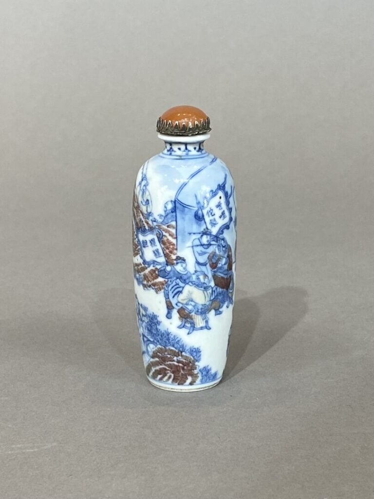 Chine, XIXe - Flacon / Tabatière en porcelaine émaillée à décor en bleu et roug…