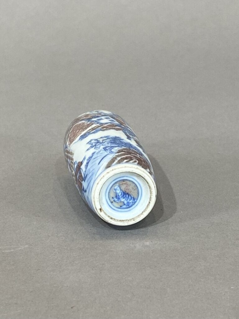 Chine, XIXe - Flacon / Tabatière en porcelaine émaillée à décor en bleu et roug…