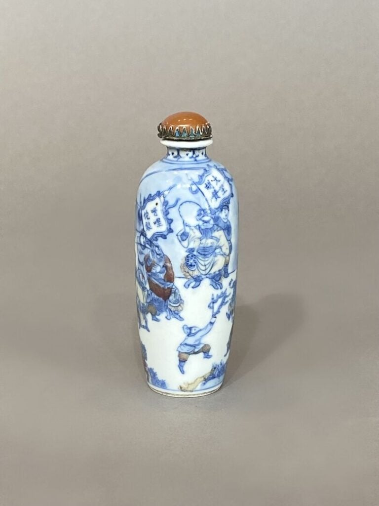 Chine, XIXe - Flacon / Tabatière en porcelaine émaillée à décor en bleu et roug…