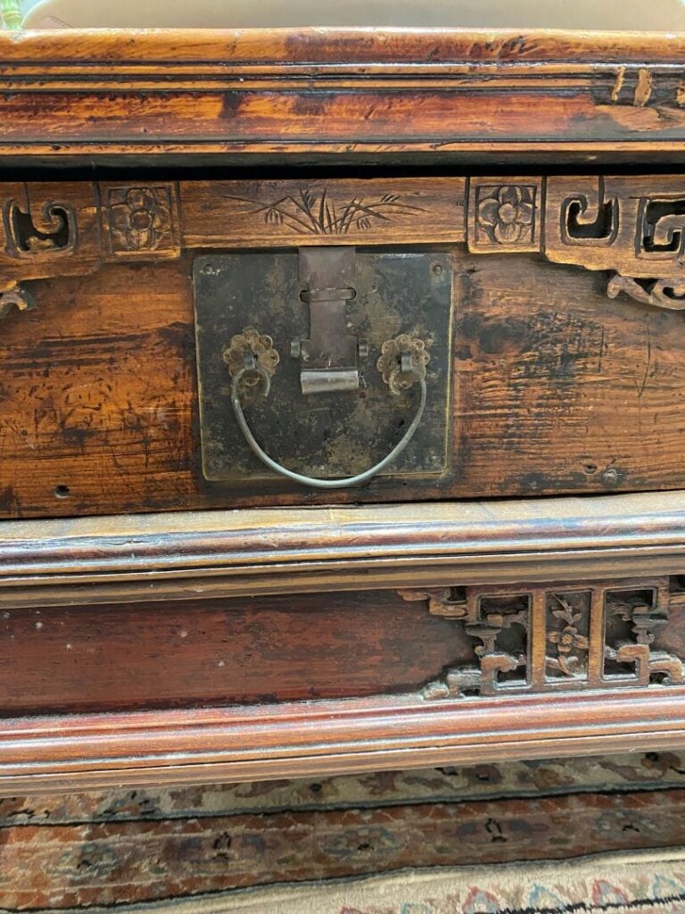 Chine, XIXe - Table basse en bois sculpté ouvrant par deux tiroirs, ferrures -…