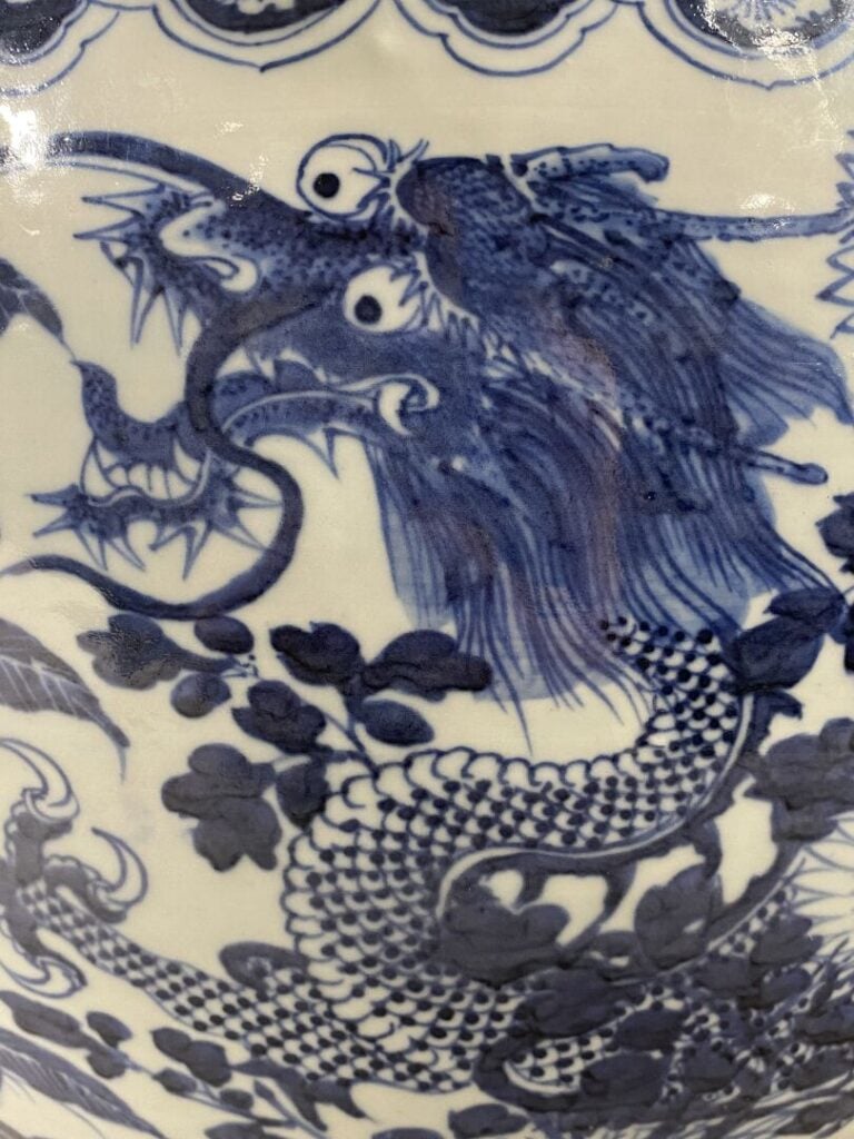 Chine, XIXe - Vasque à poissons en porcelaine bleu blanc à décor de dragons par…