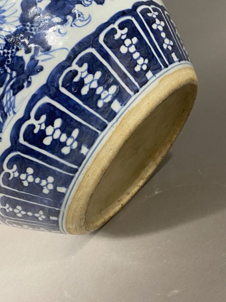 Chine, XIXe - Vasque à poissons en porcelaine bleu blanc à décor de dragons par…