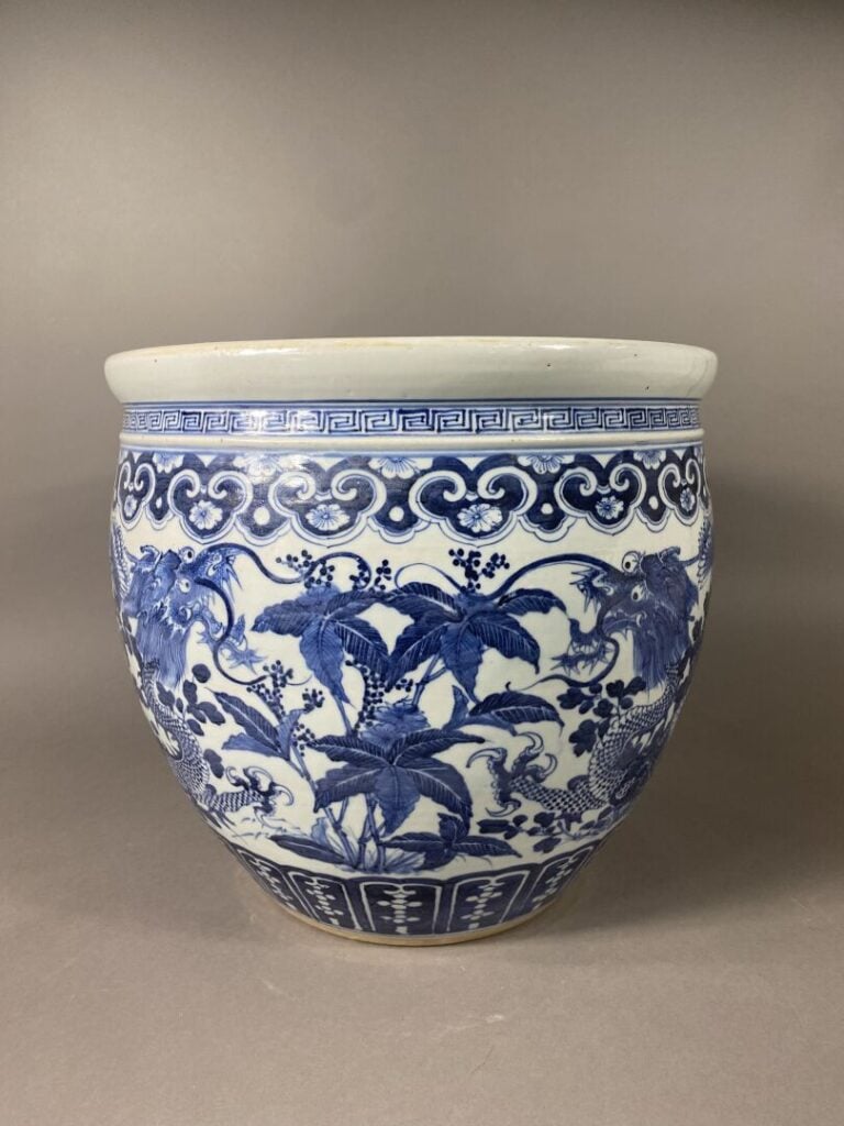 Chine, XIXe - Vasque à poissons en porcelaine bleu blanc à décor de dragons par…