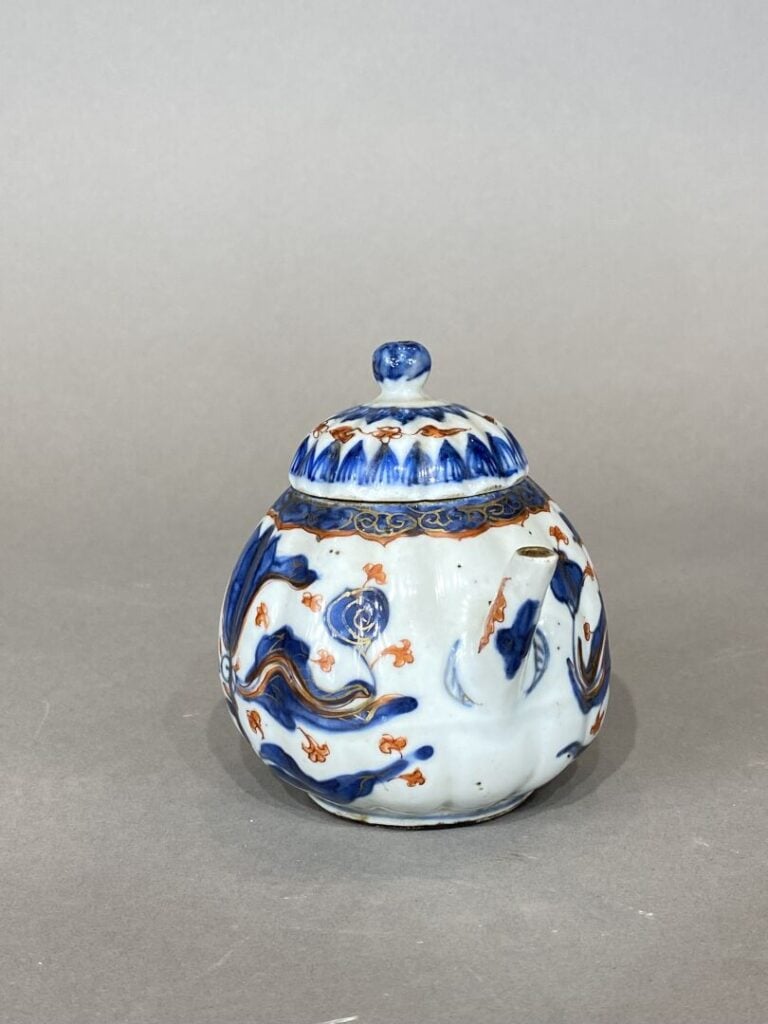 Chine XVIIIe-XIXe - Petite théière côtelée couverte en porcelaine à décor dans…