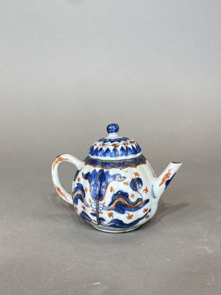 Chine XVIIIe-XIXe - Petite théière côtelée couverte en porcelaine à décor dans…