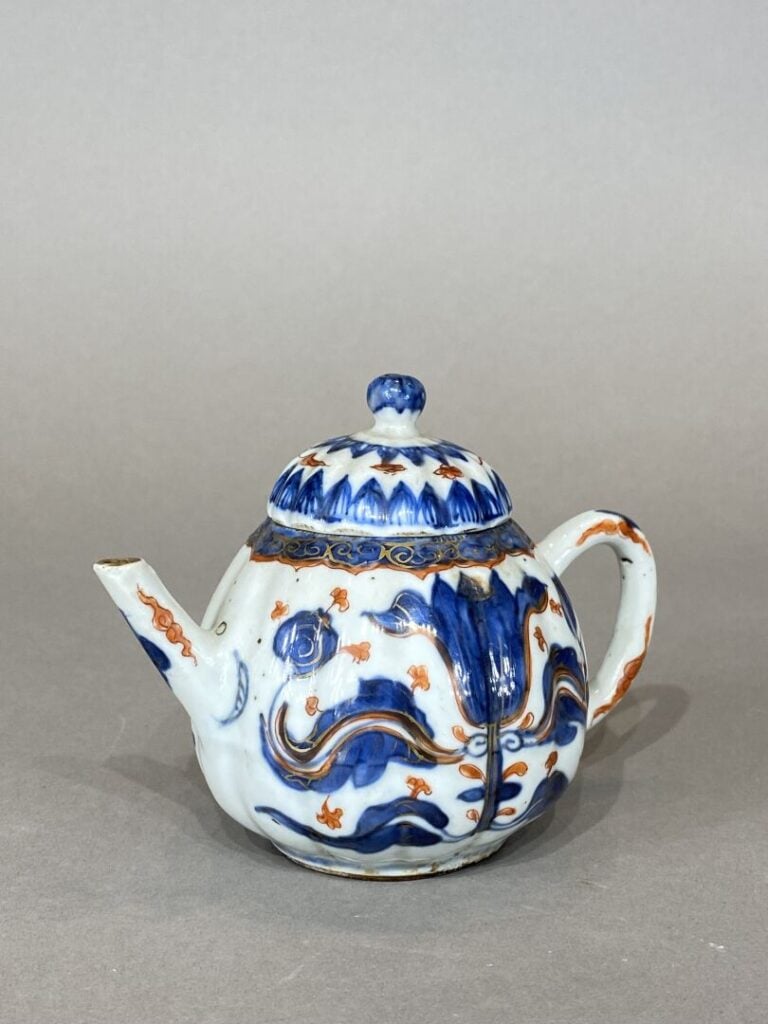 Chine XVIIIe-XIXe - Petite théière côtelée couverte en porcelaine à décor dans…