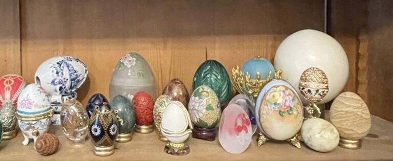 Collection d'œufs peints et verres, cloisonnés etc..