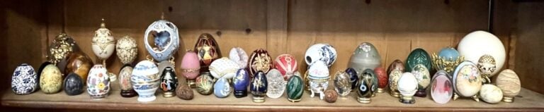 Collection d'œufs peints et verres, cloisonnés etc..