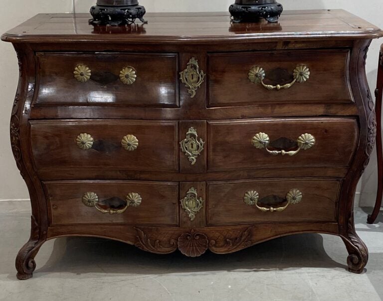 Commode de port bordelaise en bois mouluré de forme galbée ouvrant à six tiroir…