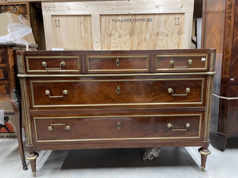 COMMODE en acajou et placage d'acajou ouvrant par trois tiroirs en façade ; mon…
