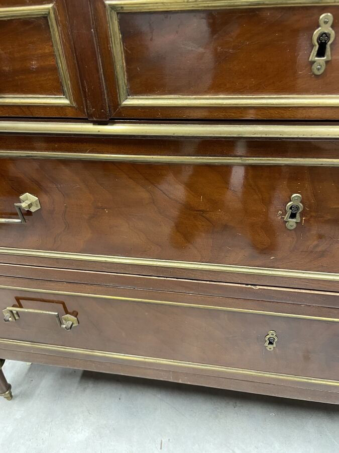 COMMODE en acajou et placage d'acajou ouvrant par trois tiroirs en façade ; mon…