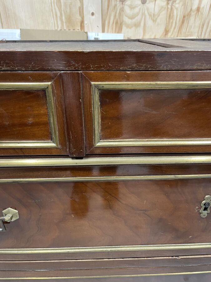 COMMODE en acajou et placage d'acajou ouvrant par trois tiroirs en façade ; mon…
