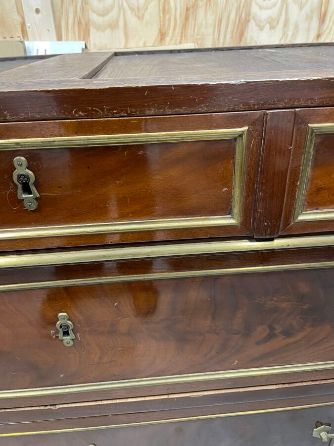 COMMODE en acajou et placage d'acajou ouvrant par trois tiroirs en façade ; mon…