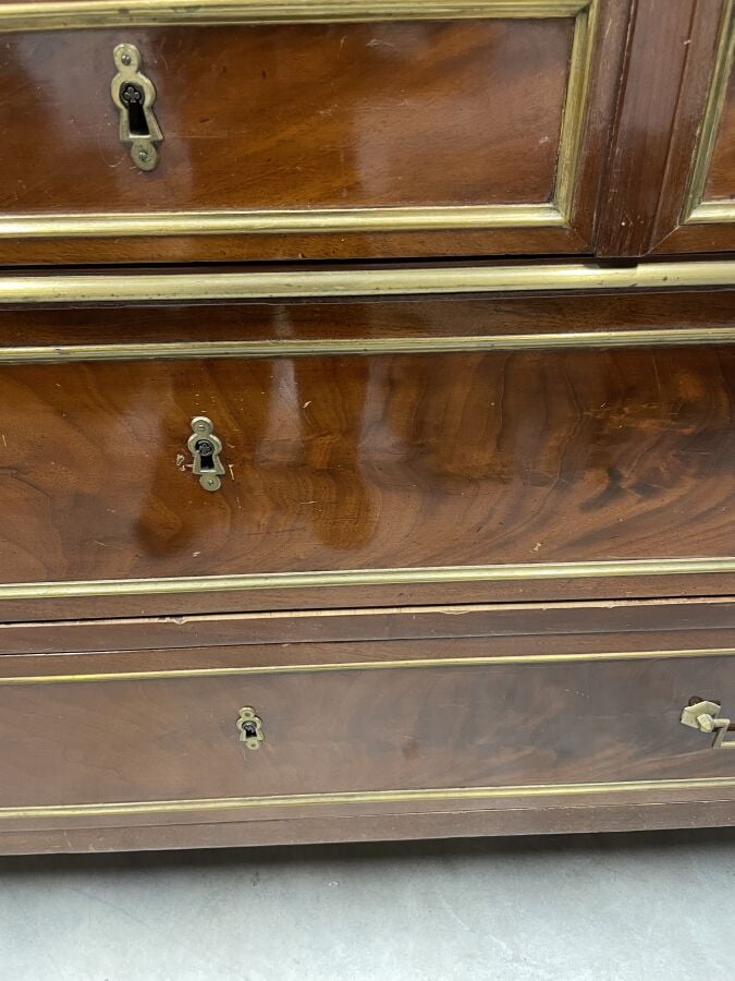 COMMODE en acajou et placage d'acajou ouvrant par trois tiroirs en façade ; mon…