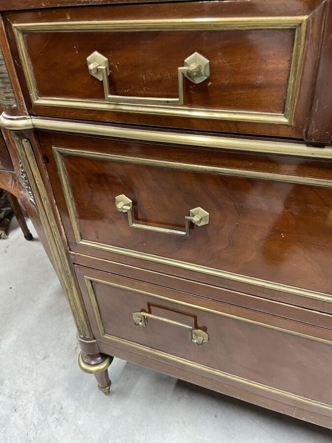 COMMODE en acajou et placage d'acajou ouvrant par trois tiroirs en façade ; mon…