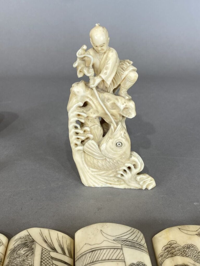 Ensemble d'objets en os comprenant une boite couverte à décor de tortue, un pêc…