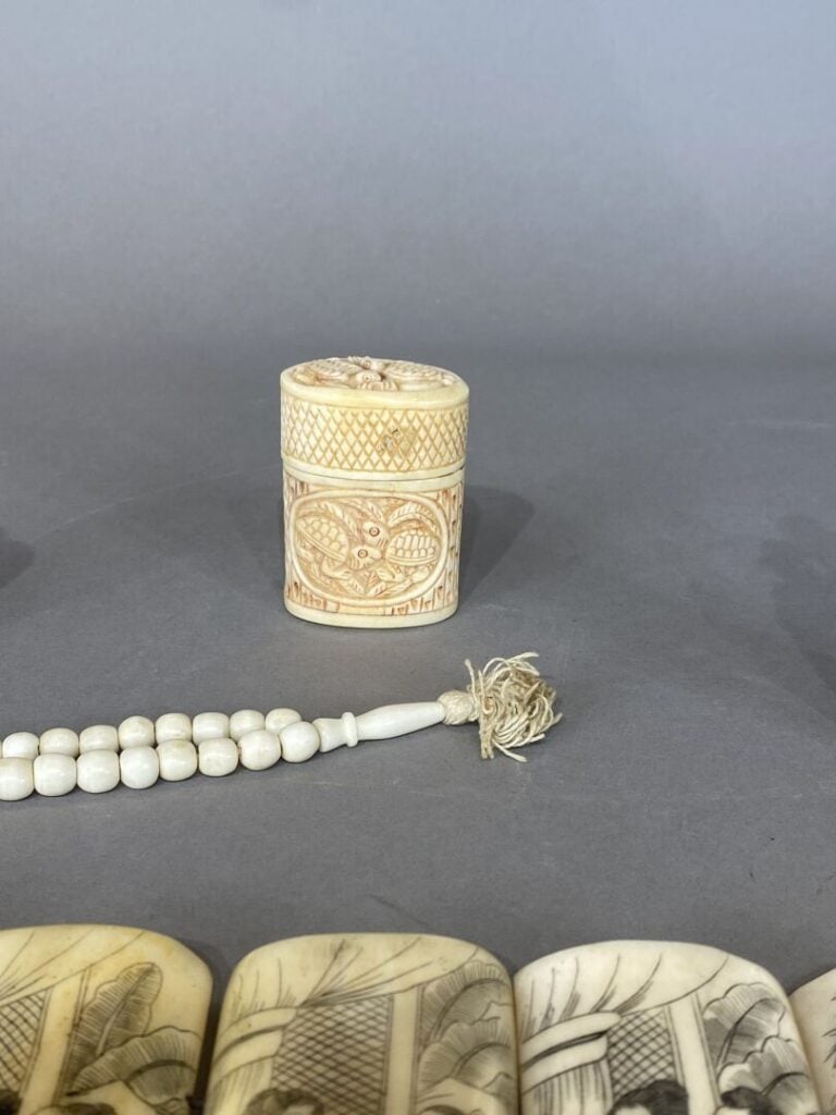 Ensemble d'objets en os comprenant une boite couverte à décor de tortue, un pêc…