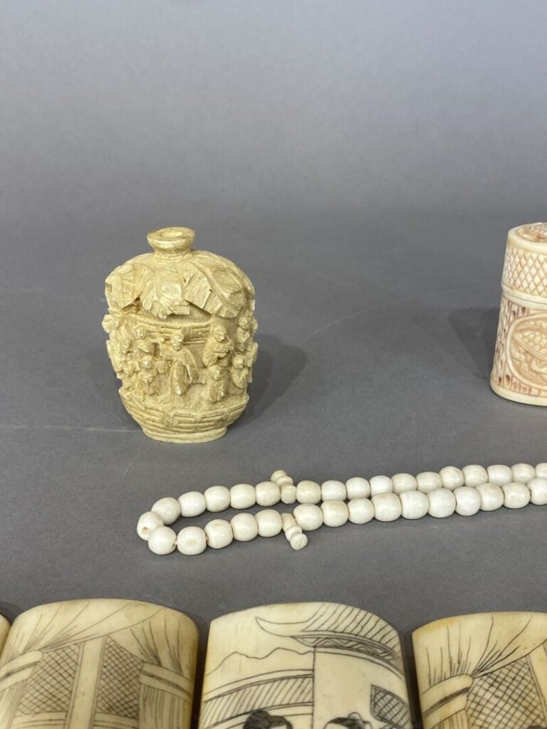 Ensemble d'objets en os comprenant une boite couverte à décor de tortue, un pêc…