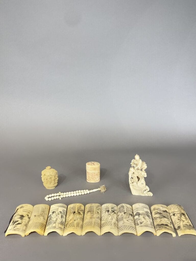 Ensemble d'objets en os comprenant une boite couverte à décor de tortue, un pêc…