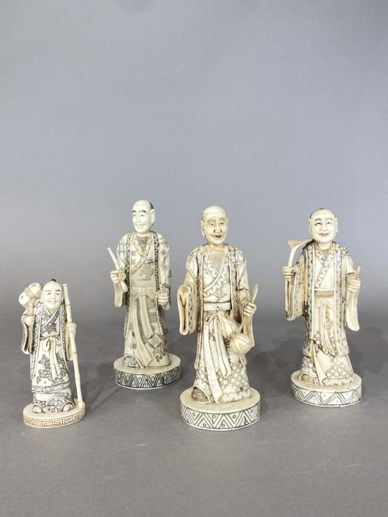 Ensemble de quatres statues en os figurant des hommes debout en costume tenant…