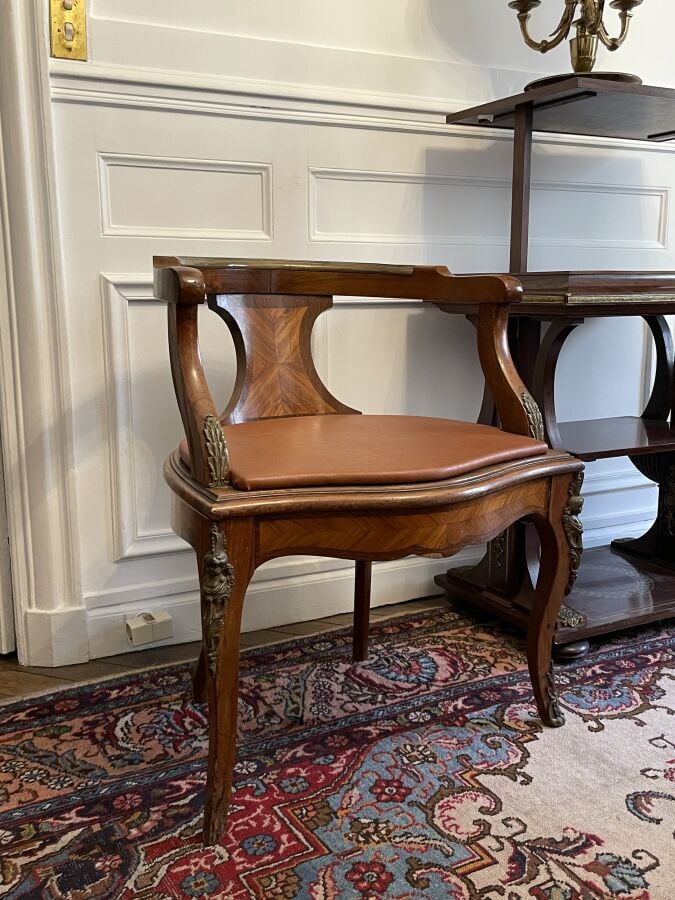 Fauteuil de bureau à dossier gondole en acajou et placage d'ac. Ornementation d…
