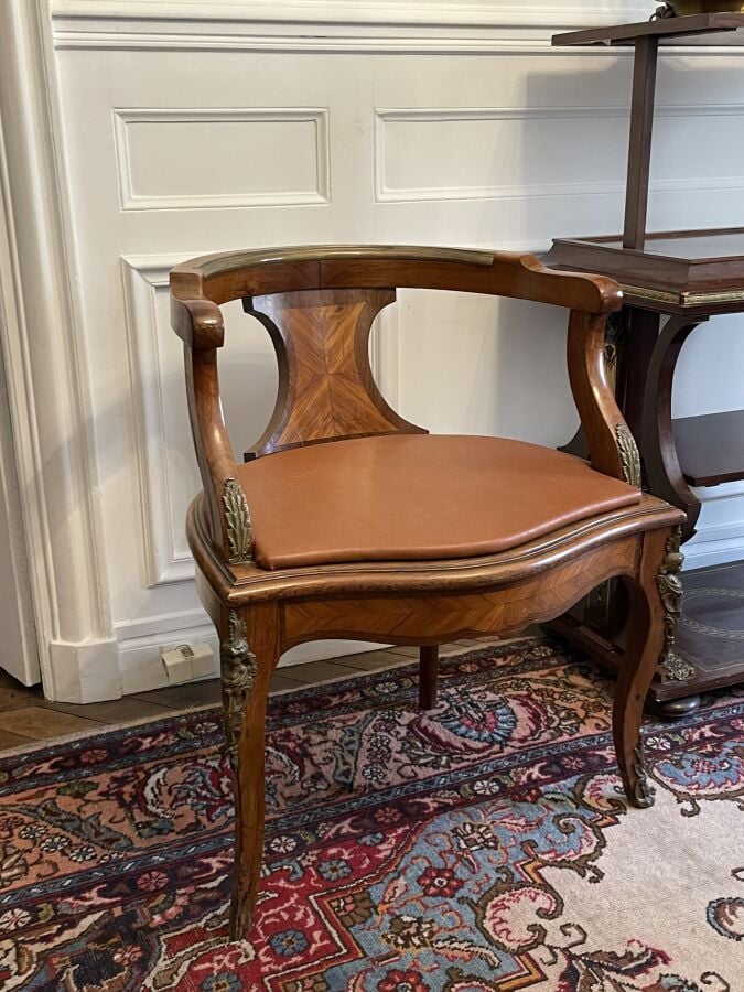 Fauteuil de bureau à dossier gondole en acajou et placage d'ac. Ornementation d…