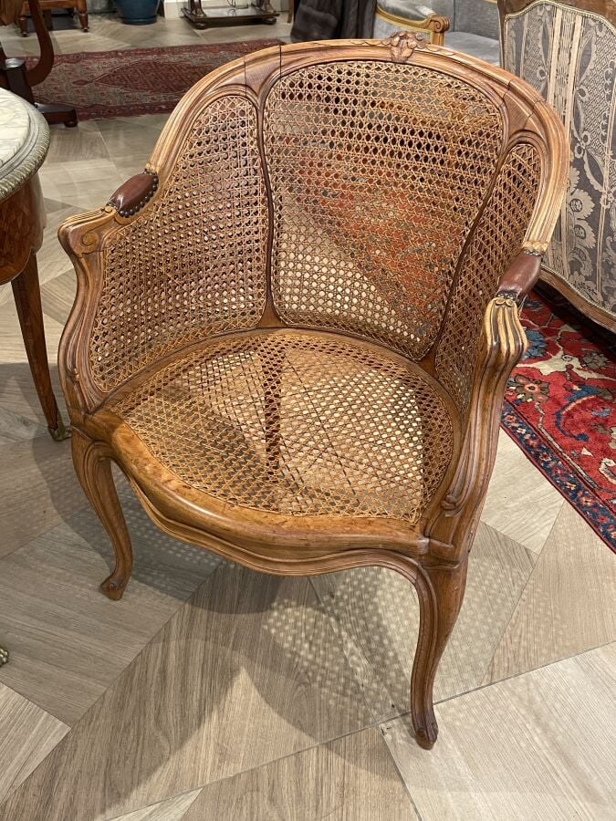 Fauteuil de bureau en bois naturel mouluré reposant sur quatre pied cambrés ; l…