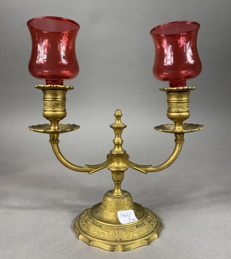 Flambeau à deux lumières en bronze doré à décor de rinceaux, coquilles et feuil…