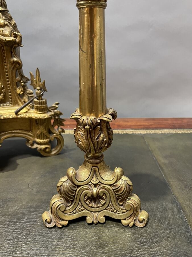 Garniture de cheminée en métal doré à décor en haut relief d'un personnage hist…