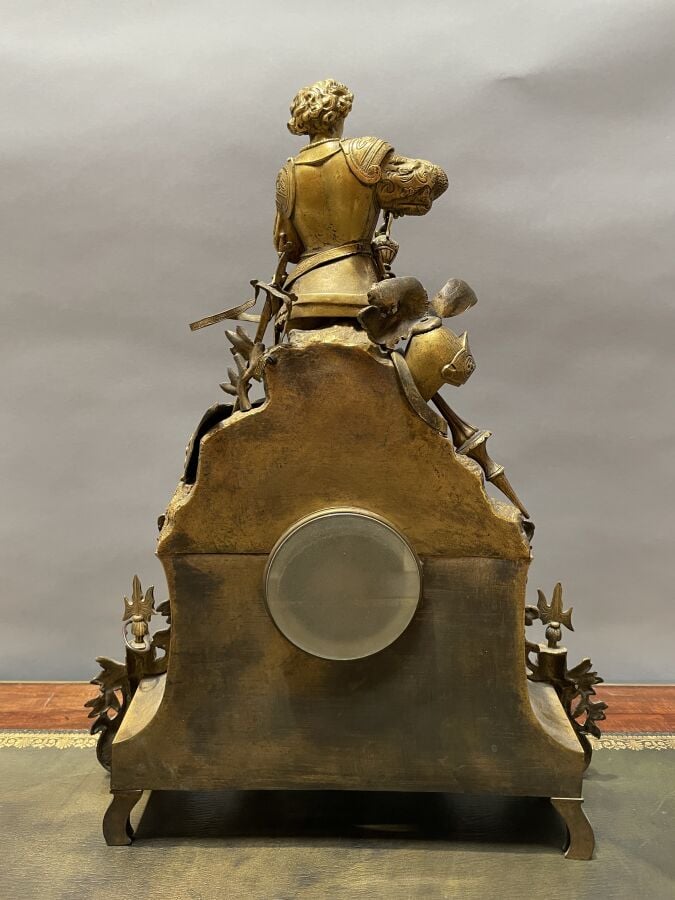 Garniture de cheminée en métal doré à décor en haut relief d'un personnage hist…