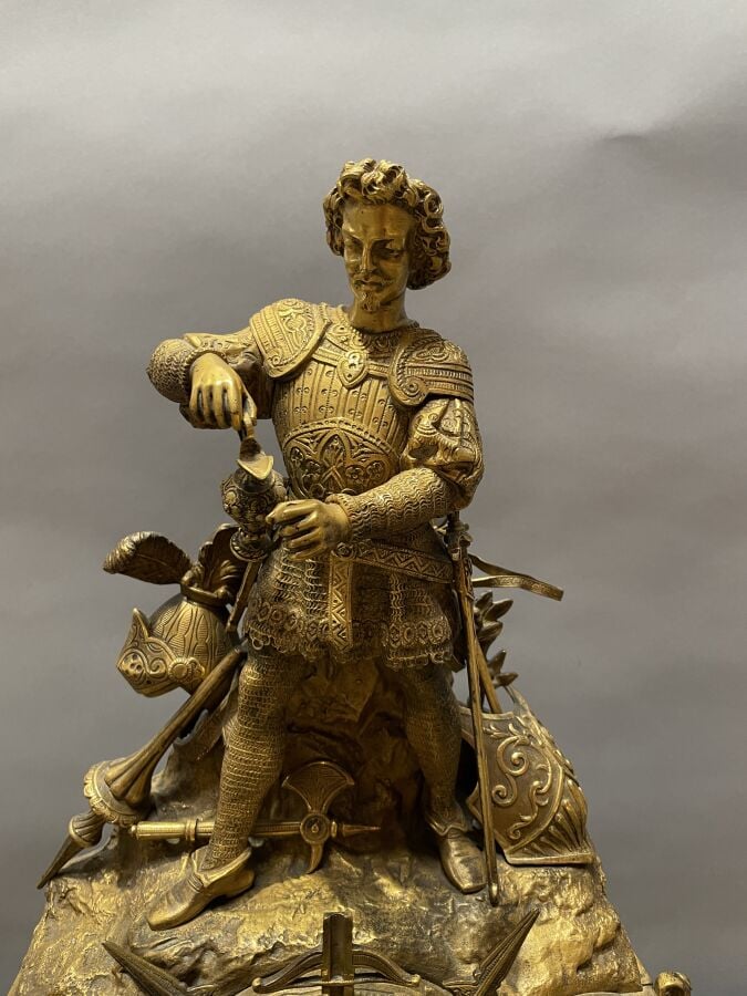 Garniture de cheminée en métal doré à décor en haut relief d'un personnage hist…