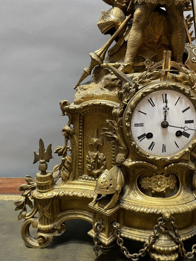 Garniture de cheminée en métal doré à décor en haut relief d'un personnage hist…
