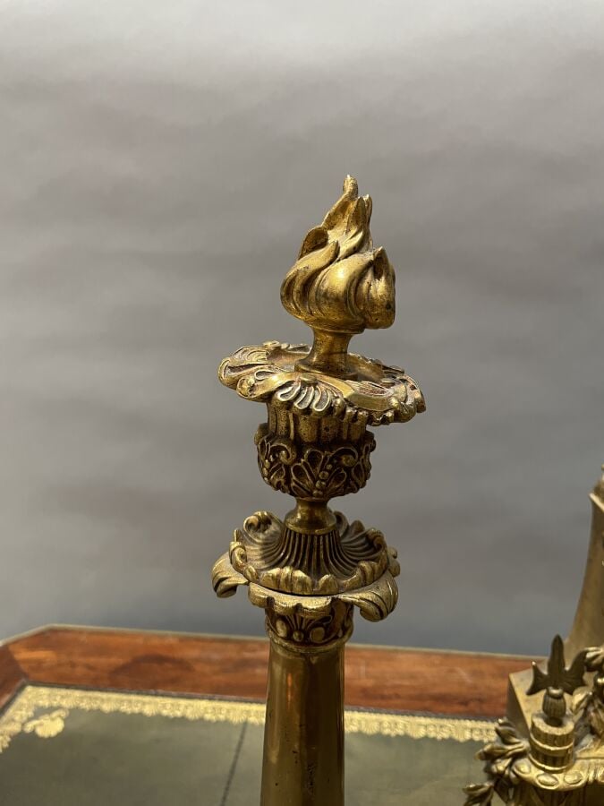 Garniture de cheminée en métal doré à décor en haut relief d'un personnage hist…