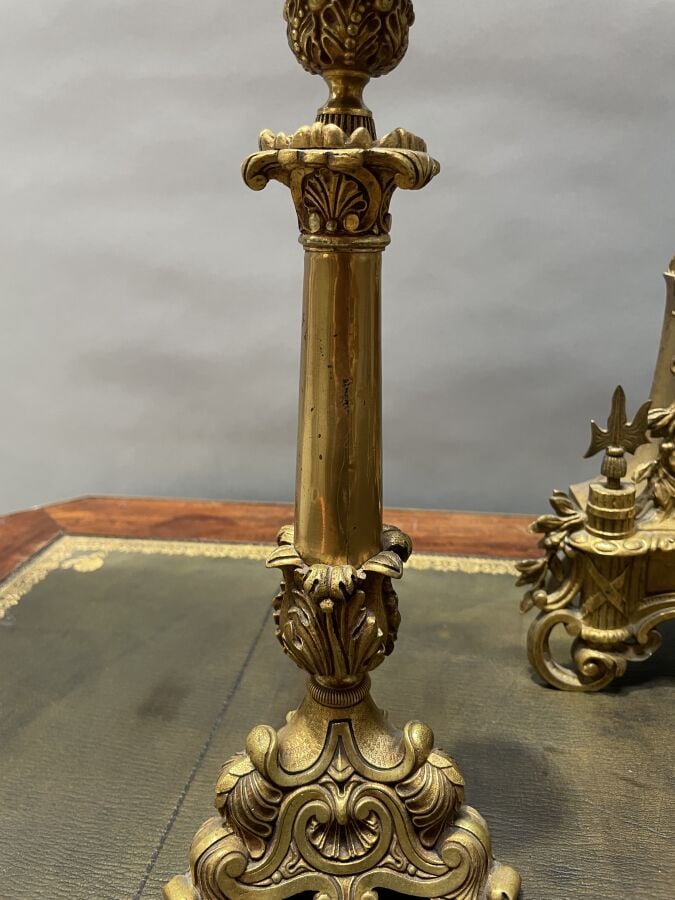 Garniture de cheminée en métal doré à décor en haut relief d'un personnage hist…