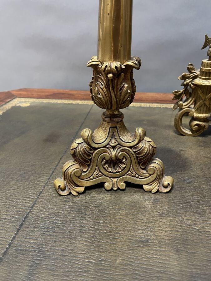 Garniture de cheminée en métal doré à décor en haut relief d'un personnage hist…